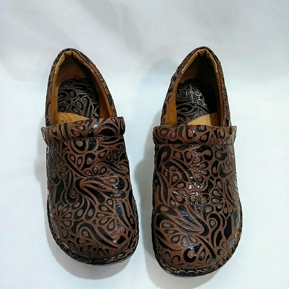 boc Born Concept Embossed Brown Clogs Shoes Sz 9.5